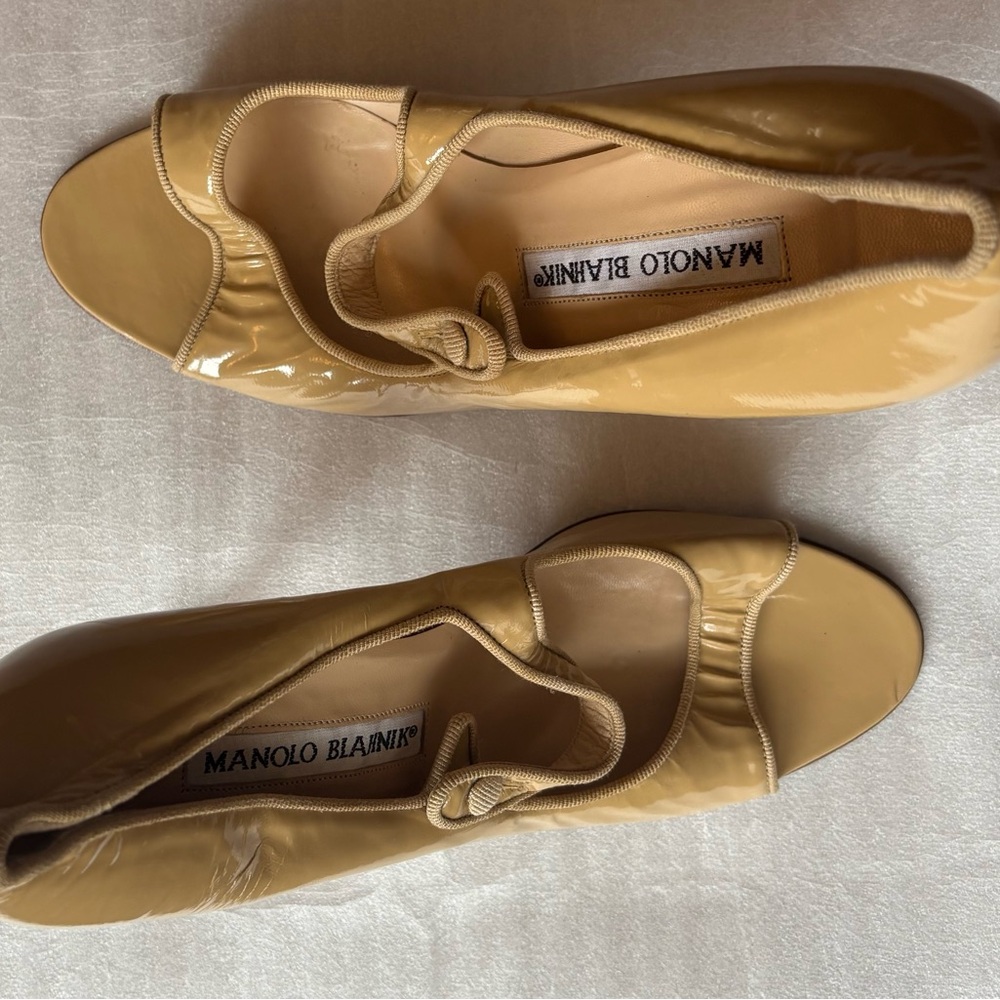 Manolo Blahnik Beige Patent Leather Peep-Toe Heels with Ruched Trim